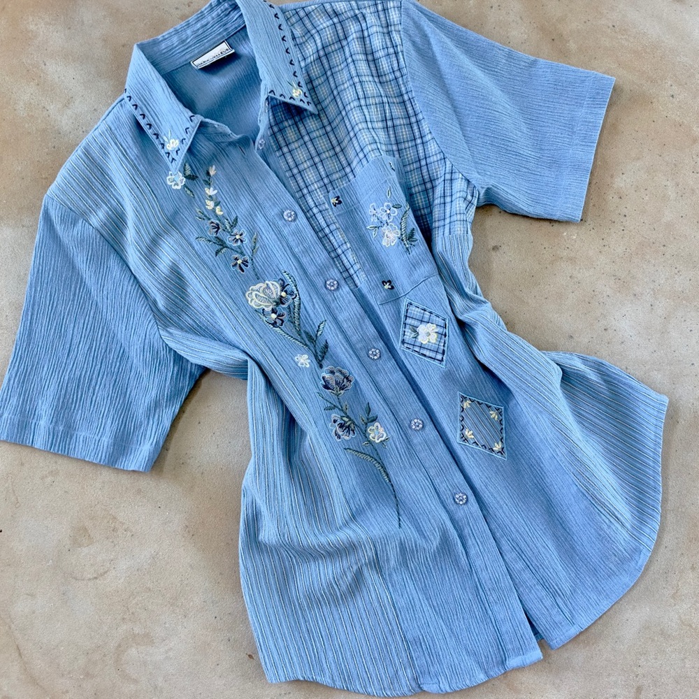 Vintage Napa Valley Denim Blue Floral Embroidered Crinkle Gauze Button Up Top -M - Picture 3 of 16